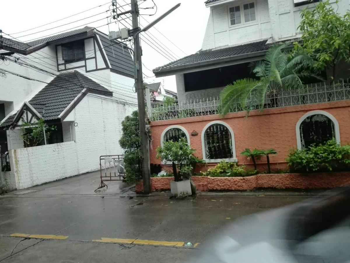 Baan Paan Sook Unitato Hostel Bangkok Exterior photo