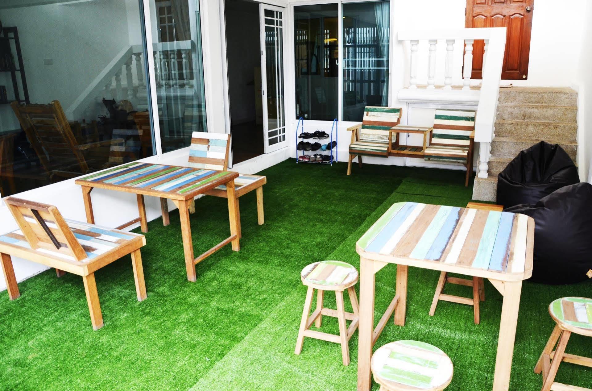Baan Paan Sook Unitato Hostel Bangkok Exterior photo