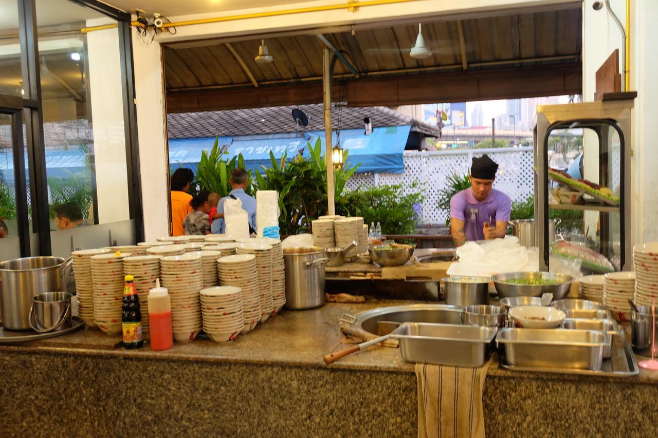 Baan Paan Sook Unitato Hostel Bangkok Exterior photo