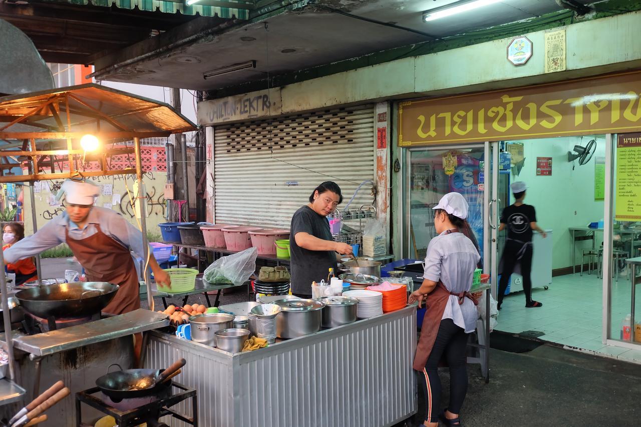Baan Paan Sook Unitato Hostel Bangkok Exterior photo