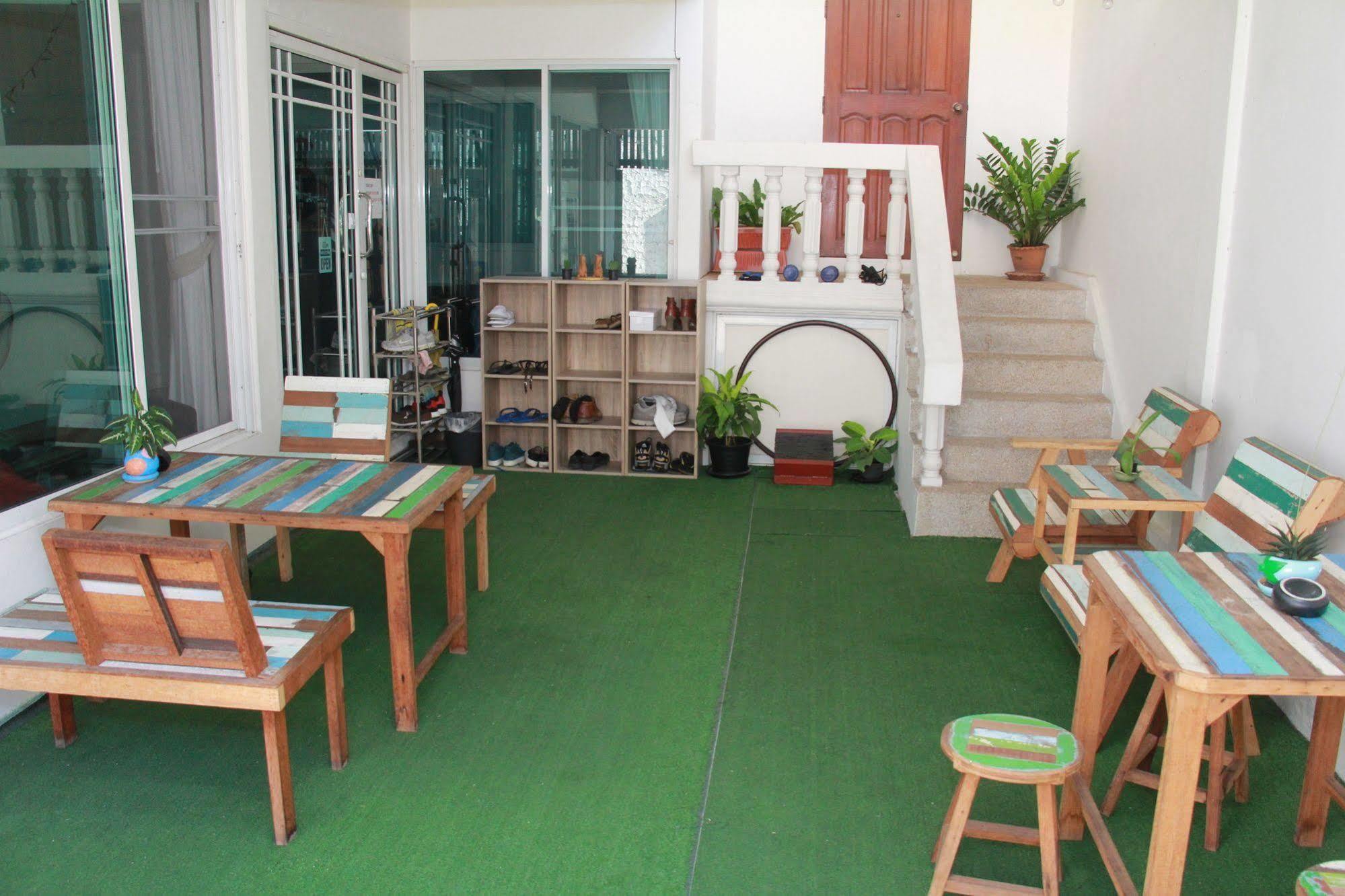 Baan Paan Sook Unitato Hostel Bangkok Exterior photo